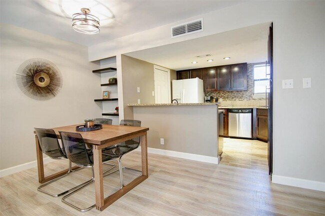 Foto del edificio - 1135 Barton Hills Dr