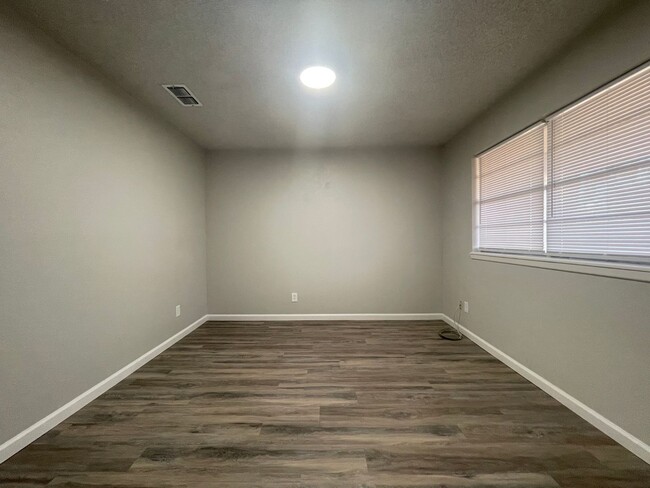 Building Photo - For Rent: Beautiful Remodeled 3 bedroom Ho...