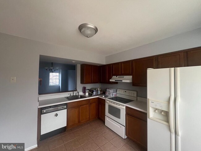 Building Photo - 3325 Midland Ct