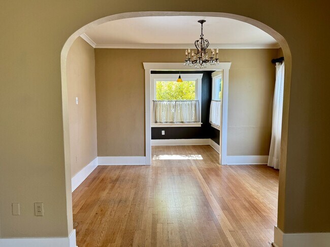 Building Photo - North End 2+ bd, 1 ba, close to Hospitals & UPS!  $2495