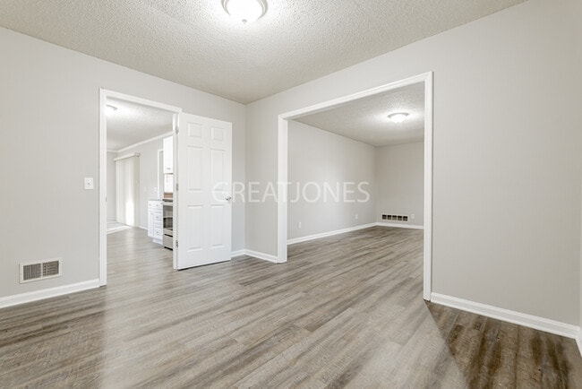 Building Photo - Charming 4 Bedroom in Columbia!