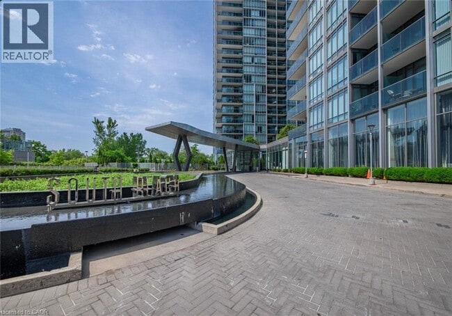 Photo du bâtiment - 90 Park Lawn Rd