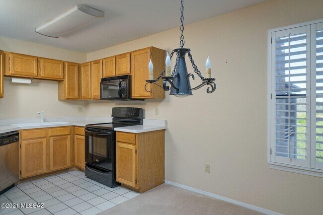 Foto del edificio - 6655 N Canyon Crest Dr