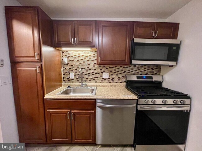 Building Photo - 3340 Huntley Sq Dr