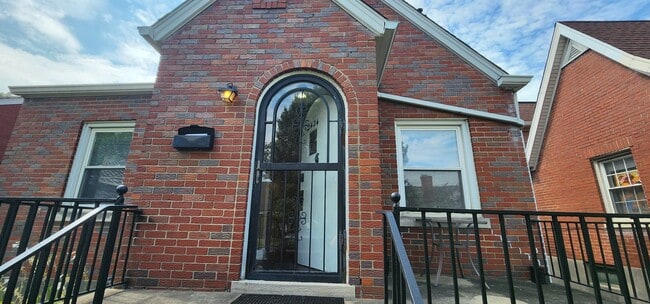 Foto del edificio - Welcome to this charming 3-bedroom, 2-bath...