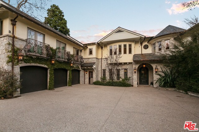 Foto del edificio - 1900 Mandeville Canyon Rd