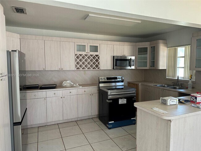 Building Photo - 3100 SW 103rd Ct