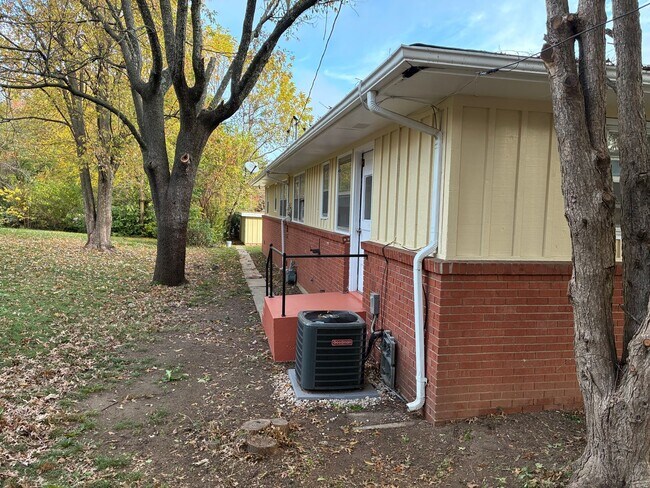 Foto del edificio - Fully remodeled 2 bed, 1 bath duplex walki...