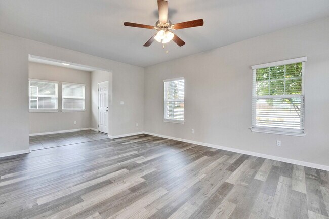 Foto del edificio - 3 Bedroom Home on Corner Lot - One Month FREE