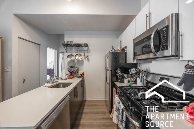 Building Photo - 2020 S Throop St