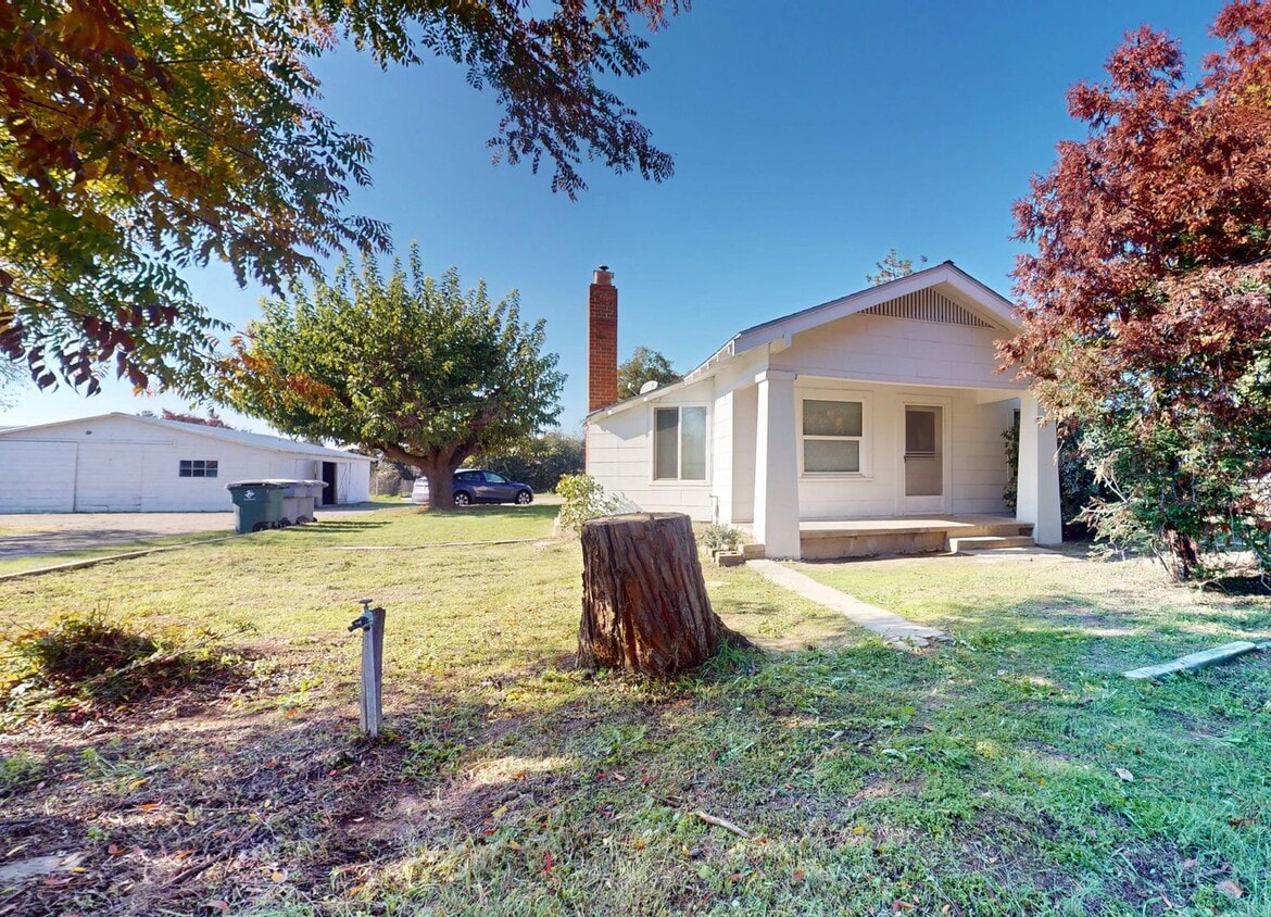 Primary Photo - 2560 Fowler Ave