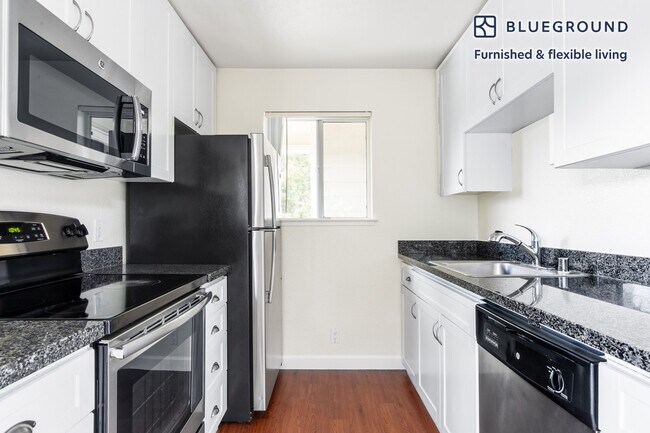Building Photo - 900 Pepper Tree Ln