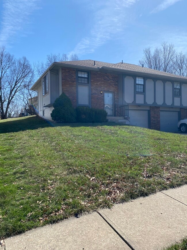 Building Photo - 733 SE Claremont St