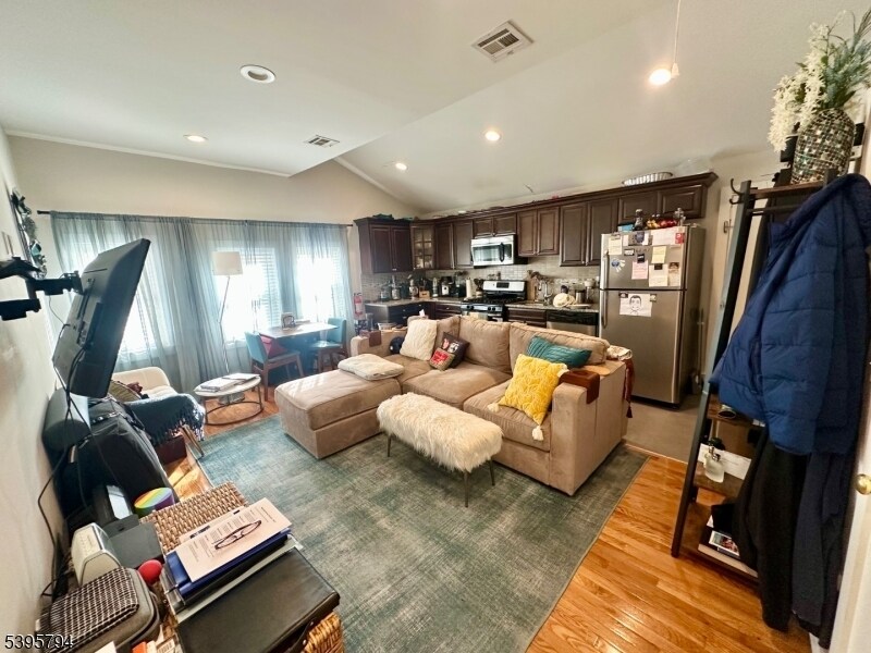 Foto principal - 390 Orange Rd