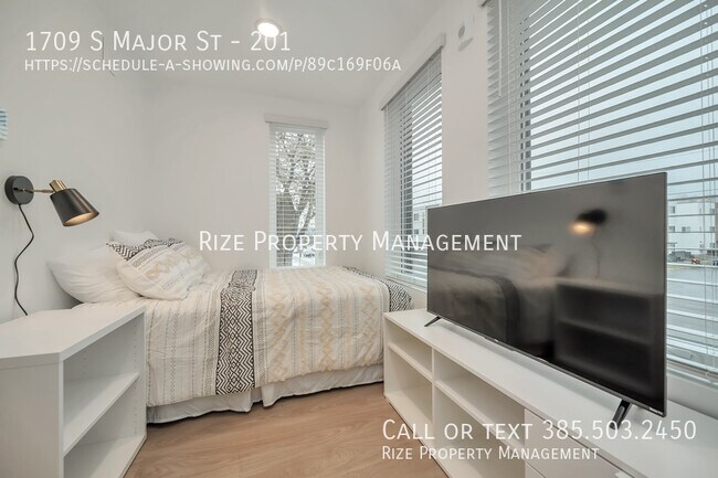 Building Photo - Minimalist Salt Lake Living!