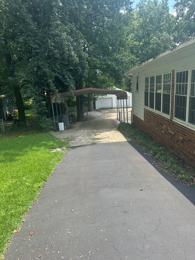 Building Photo - 3 Bed/3 Bath