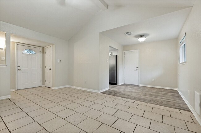 Foto del edificio - 2623 Foliage Green Dr