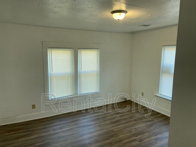Building Photo - 619 Christie St