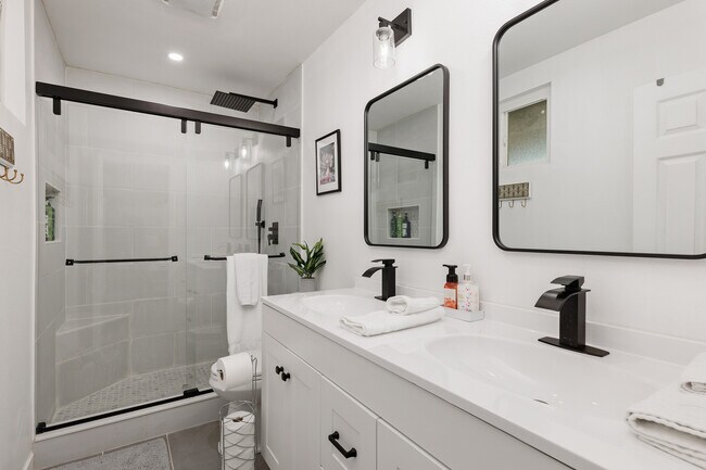 Building Photo - 1421 Dubuque St