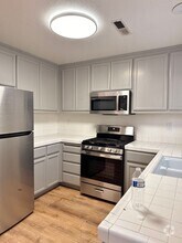 Building Photo - 520 Las Palmas Dr
