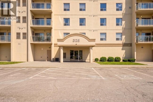 Building Photo - 325 Village Grove Dr
