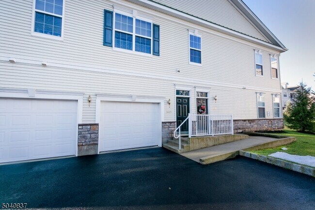 Building Photo - 1409 Brook Hollow Dr