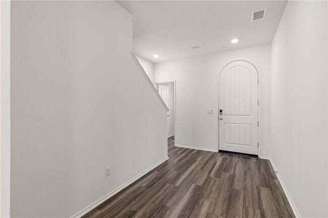 Building Photo - 895 Brookdale Dr