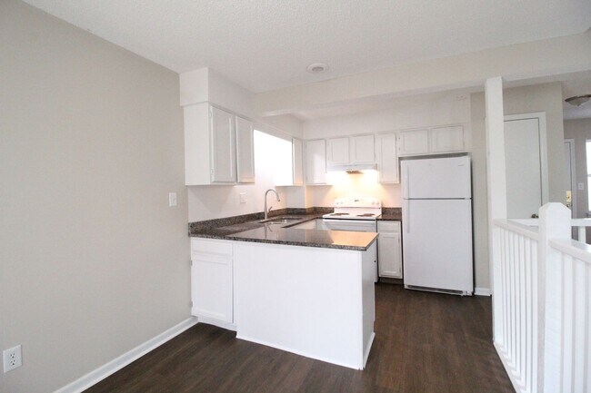 Foto del edificio - April FREE On This Fully Remodeled 2 Bedroom 1.5 Bath Duplex In Olathe