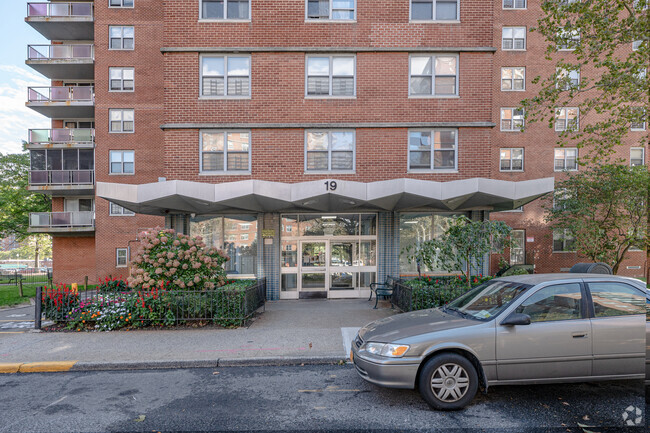 Entrada del edificio - Rochdale Village