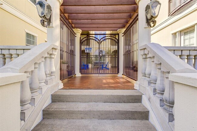 Foto del edificio - 7134 Mapleridge St