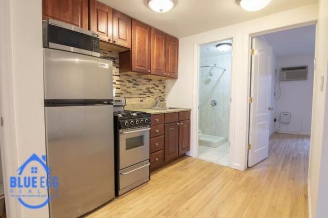Building Photo - 3 bedroom in BELLEROSE NY 11426