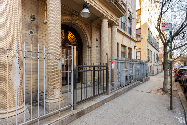 Building Photo - Grace Devine Condominium