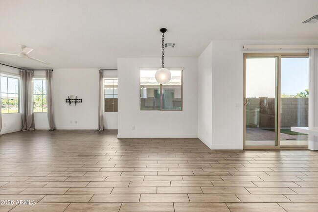 Building Photo - 2042 W Lariat Ln