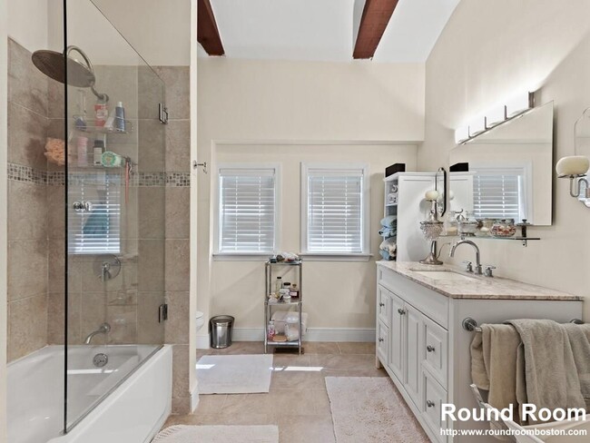 Building Photo - 66 Saunders St