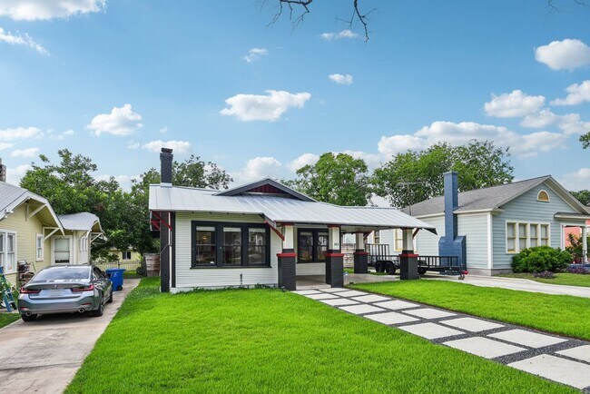 Foto del edificio - RENOVATED MAHNCKE PARK GEM WITH POOL!!