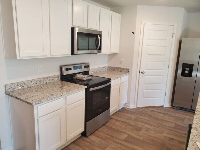 Foto del edificio - Newer 4 Bedroom, 2 Bath Smart Home located in the perfect location of Pensacola!