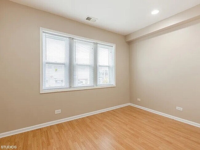 Foto del edificio - Sunny Top-Floor 3BR/2BA in West Ridge with Parking and Water Included