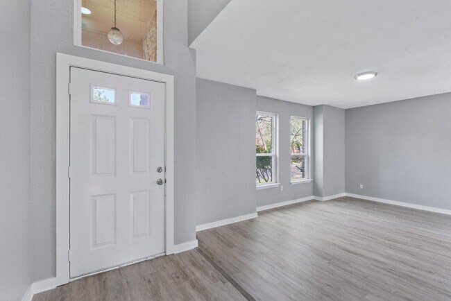 Foto del edificio - 700 Creekmont Dr