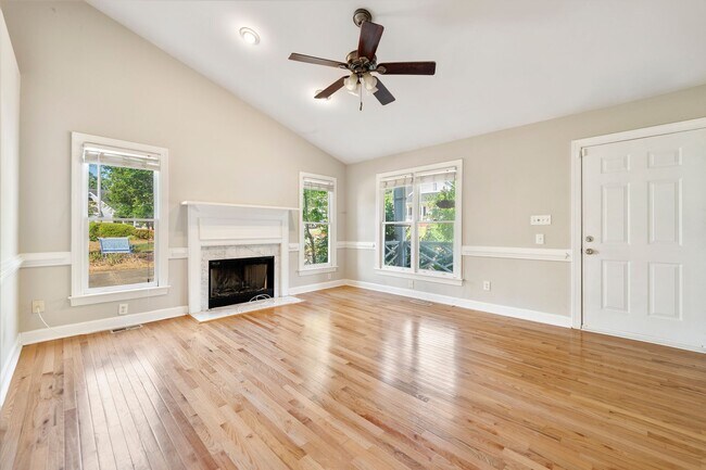 Foto del edificio - 3 Bedroom Home with Fenced Yard Available ...