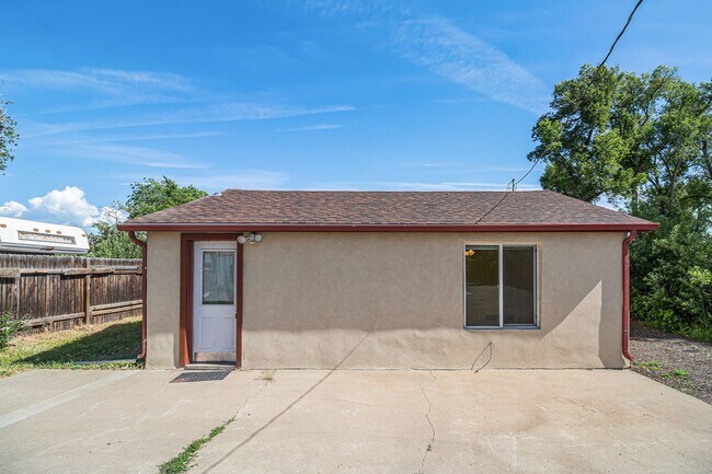 Building Photo - Check out this beauty - Available now!!