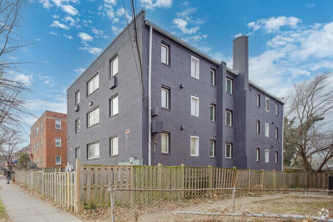 Atrás - 1907 18th Street SE