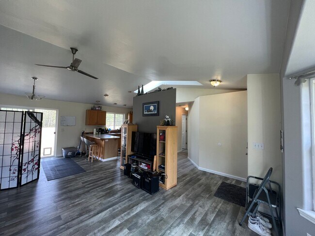 Building Photo - 3 Bedroom 2 Bath Updated Rambler Near Lake...
