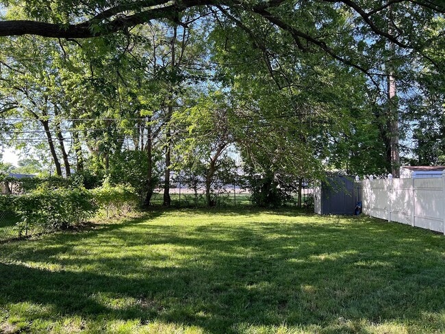 Building Photo - 555 E Mahan Ave