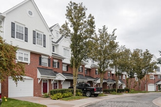 Building Photo - 1374 Village Dr