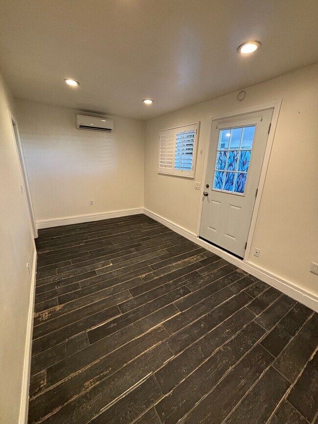 Área de estar - 6929 Oakdale Ave