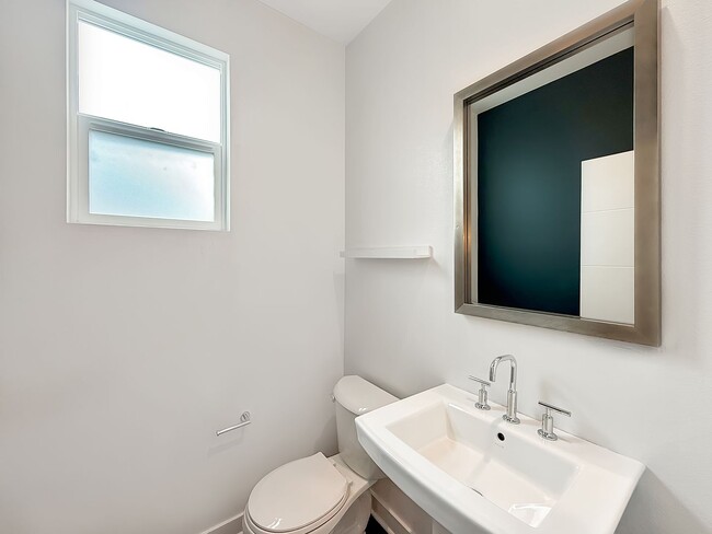 Building Photo - Large and Bright 4 bedroom, 3.5 bathroom h...