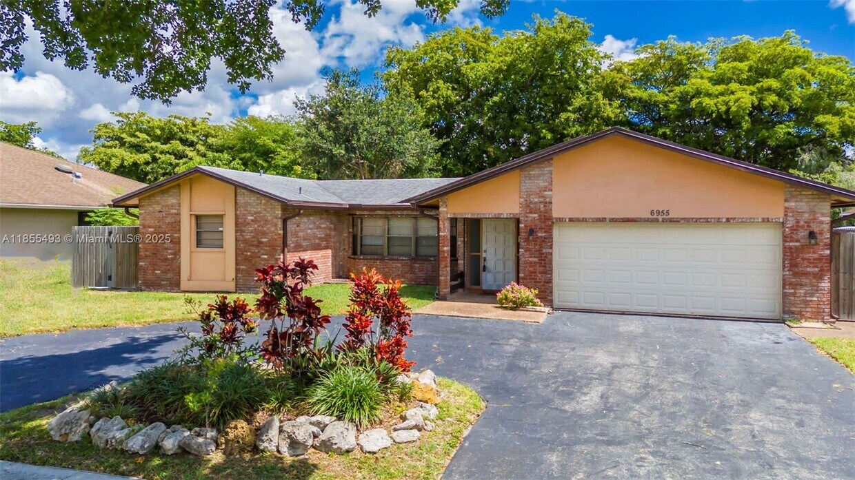 Foto principal - 6955 NW 18th St