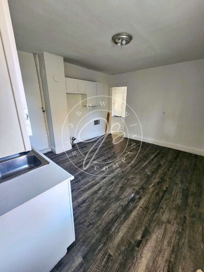 Building Photo - 2nd floor 2 bed- Spacious with full 3 seas...