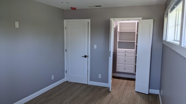 bedroom w/ walk in closet - 563 Clifton Ave