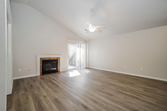 Foto del edificio - 6817 Riding Trail Dr
